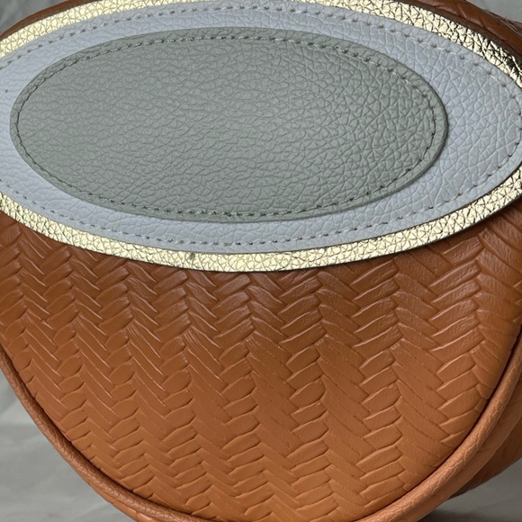 Preloved Bath and Body Works Coconut Cosmetic Pouch - Picture 4 of 10